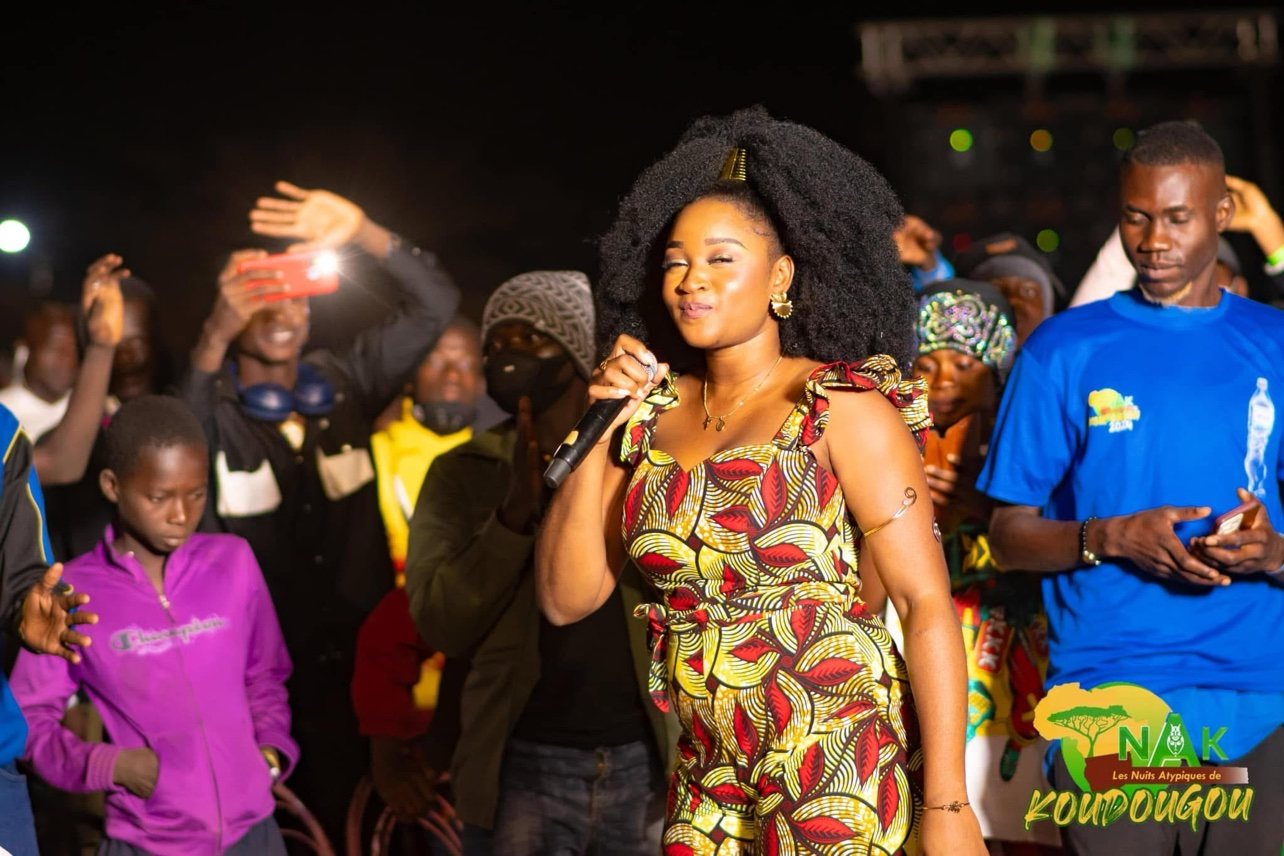 Élue 111 en concert au milieu de son public, aux Nuits Atypiques de Koudougou