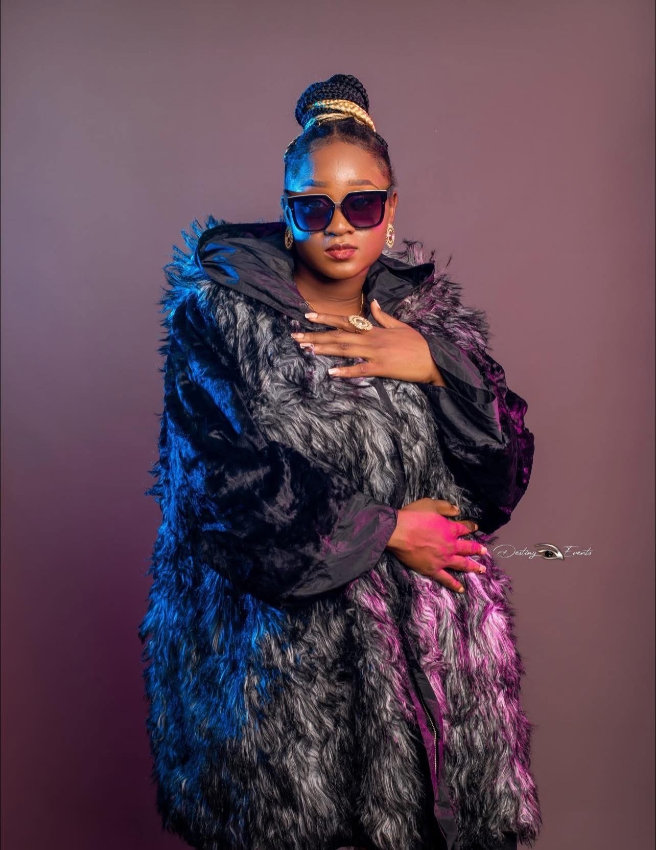 Élue 111, chanteuse burkinabè — portrait officiel