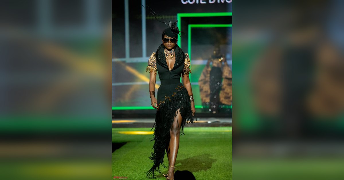Afrik Fashion Week — un modèle sur le podium à Abidjan