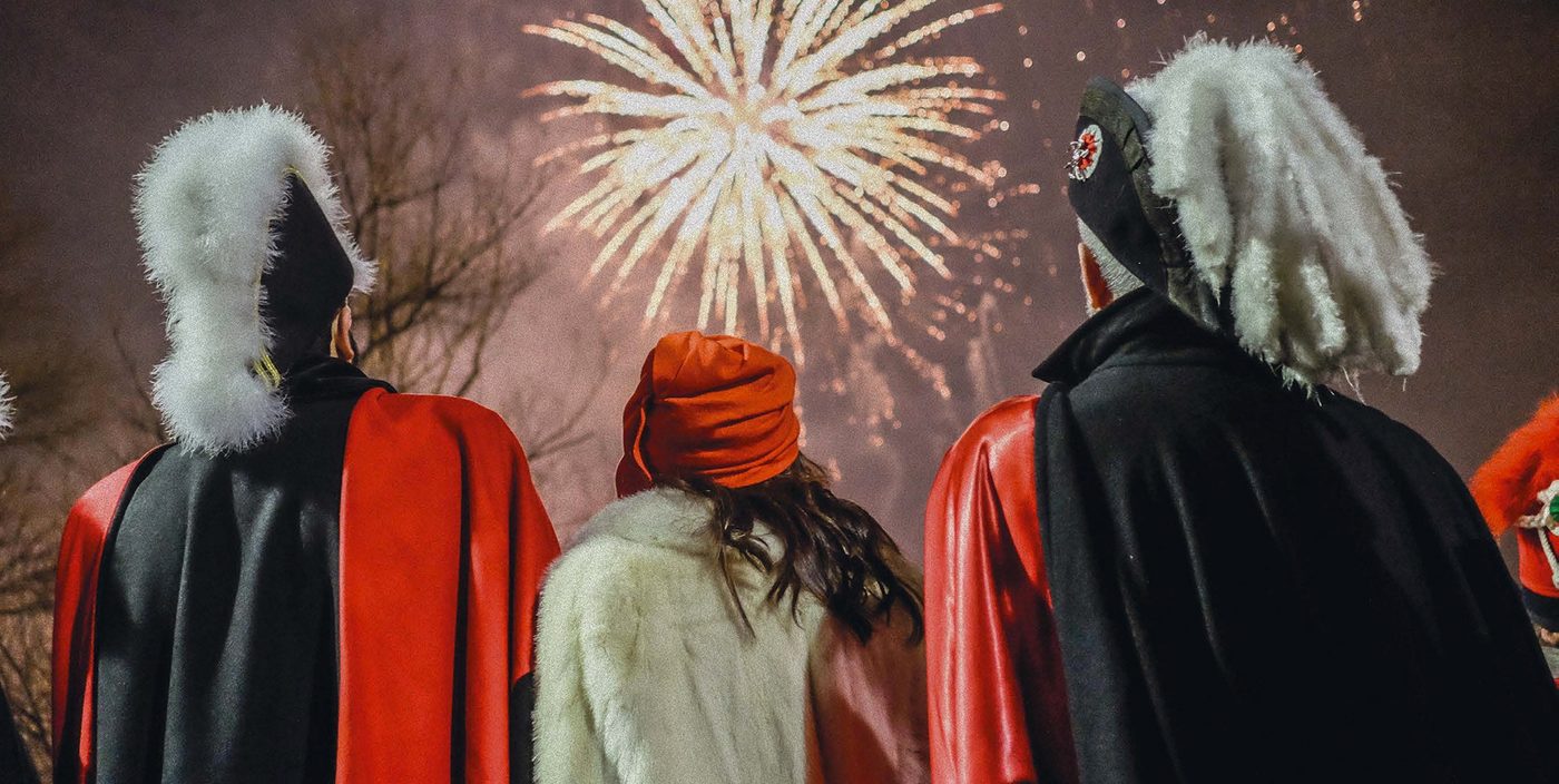 The General and the Mugnaia from back, in cape, in front of the carnival fireworks