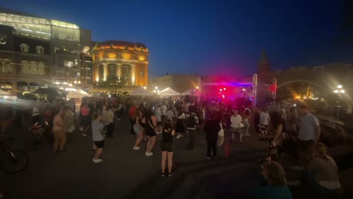 Kandy Guira en concert à la Place d'Youville, Québec