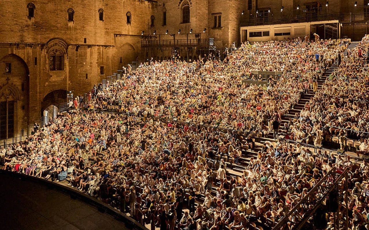 Le public du Festival d'Avignon, venu en masse dans la Cour d'honneur du Palais des papes, la nuit