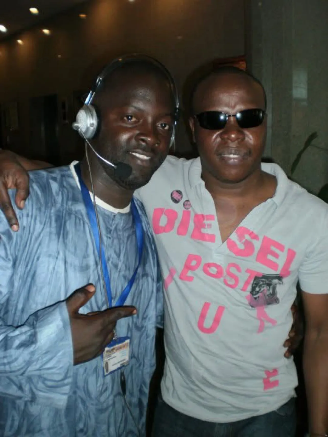 Moïse en coulisses à Conakry, aux côtés d'un artiste du projet — Projet Tous Ensemble