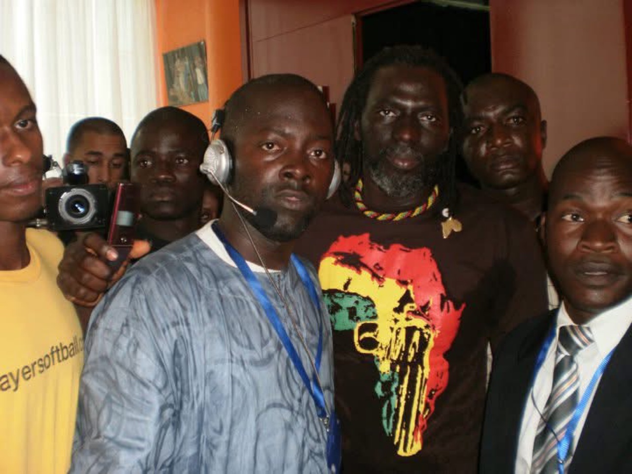 Moïse au milieu des caméras et des artistes, en pleine couverture du projet — Conakry, Projet Tous Ensemble. © Festival TV / Moïse 1er