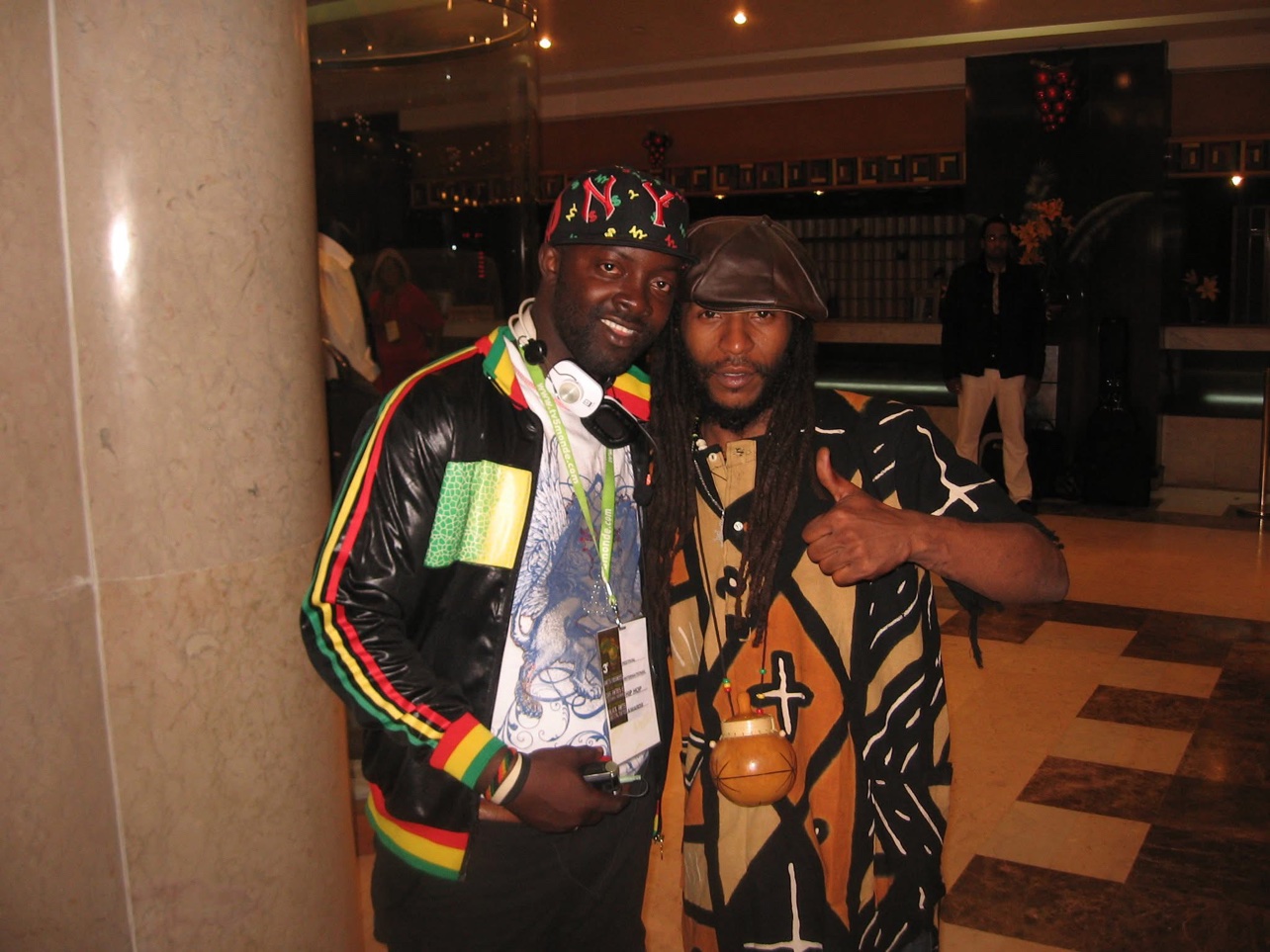 Moïse, badge du festival au cou, dans les coulisses du FESMAN III — Dakar, décembre 2010. © Festival TV / Moïse 1er