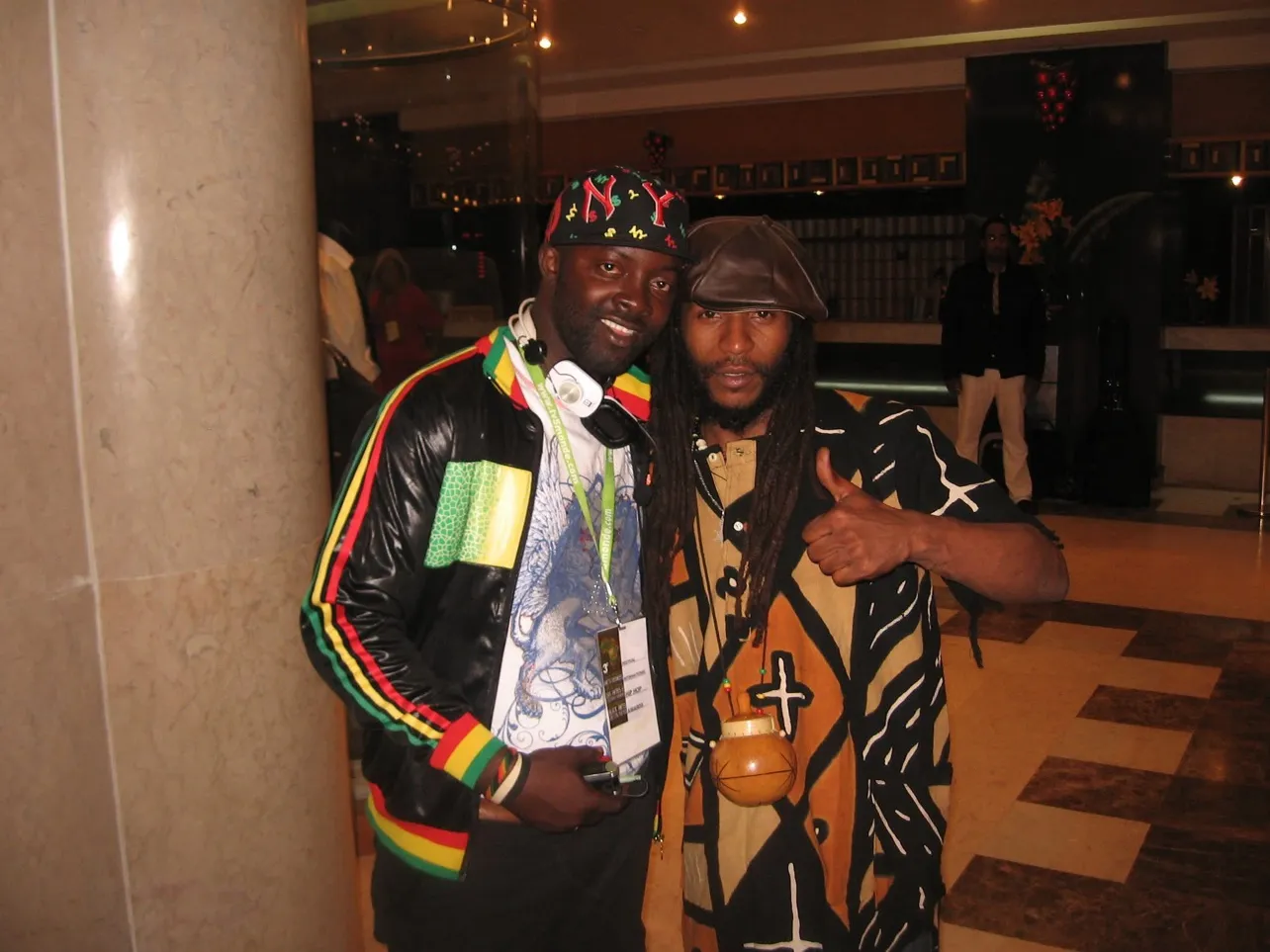 Moïse, badge du festival au cou, dans les coulisses du FESMAN III — Dakar, décembre 2010