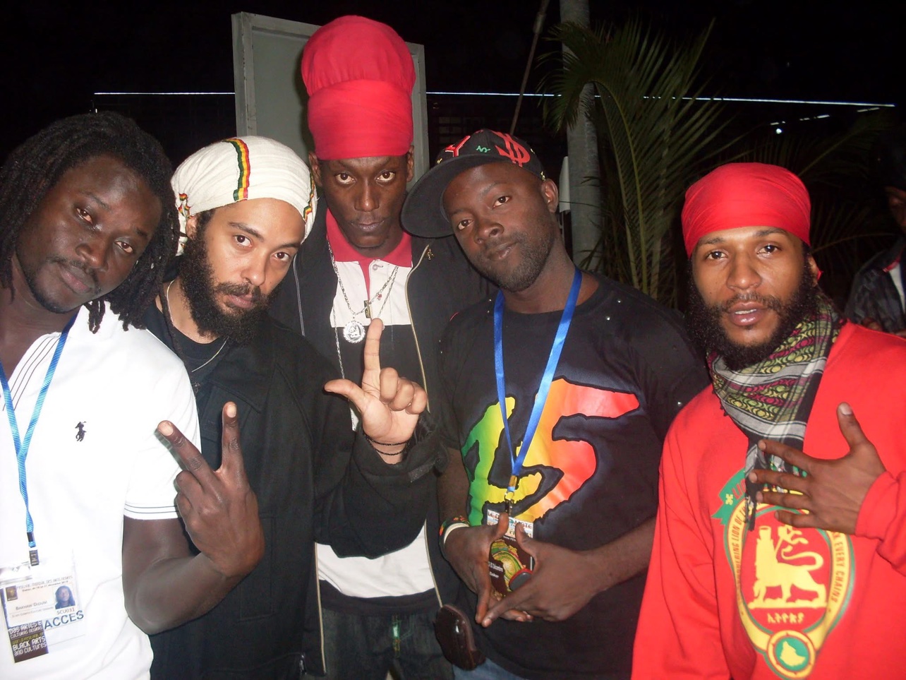Photo de groupe dans la nuit dakaroise : Moïse entouré d'artistes du festival — FESMAN III, décembre 2010. © Festival TV / Moïse 1er