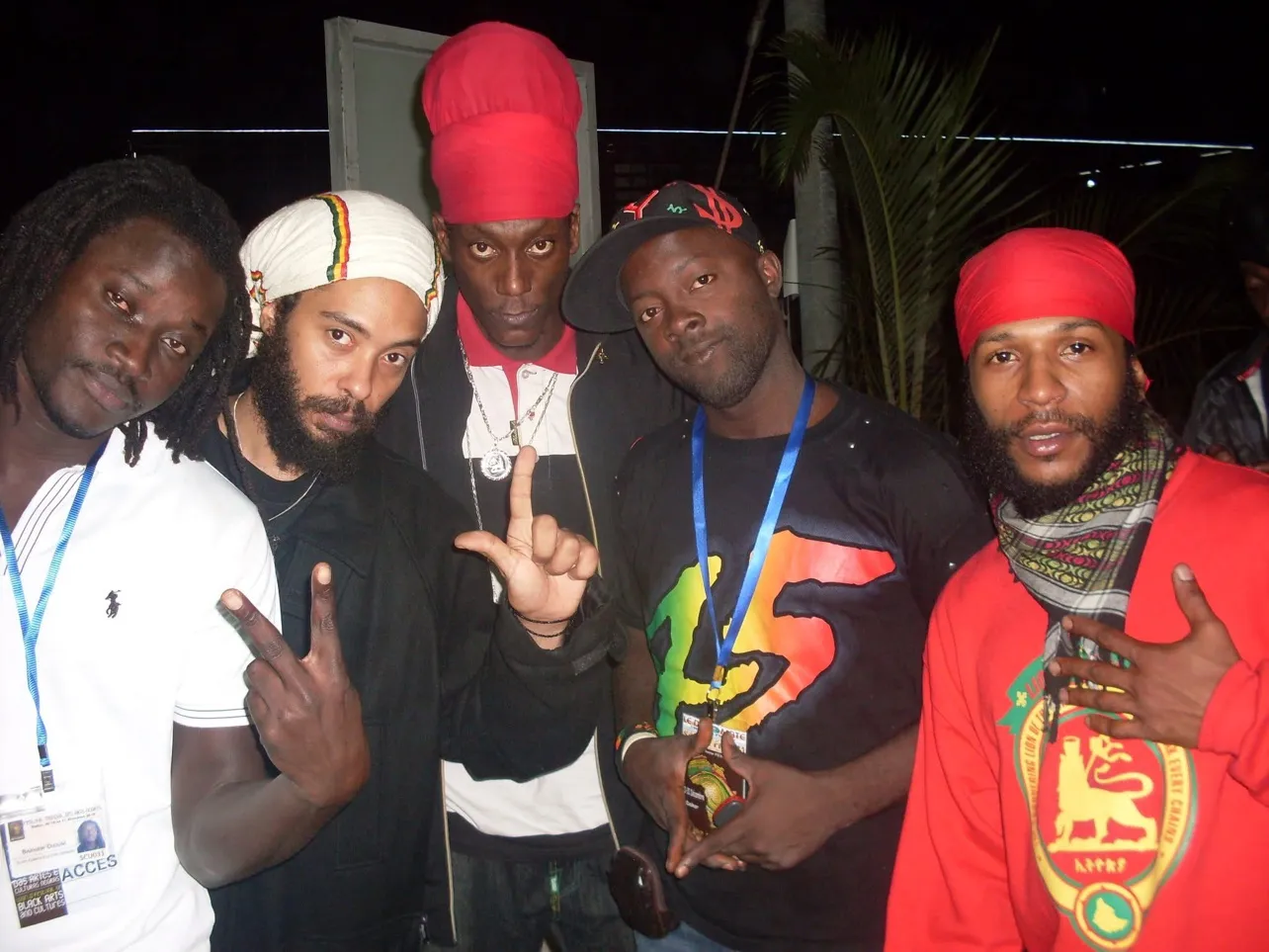 Photo de groupe dans la nuit dakaroise : Moïse entouré d'artistes du festival — FESMAN III, décembre 2010