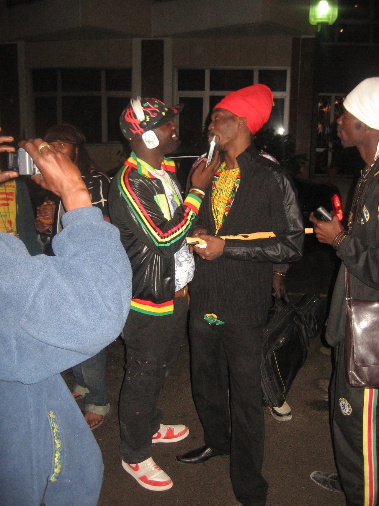L'entrevue se prolonge dans la nuit de Dakar, sous les flashes des photographes — FESMAN III, décembre 2010. © Festival TV / Moïse 1er