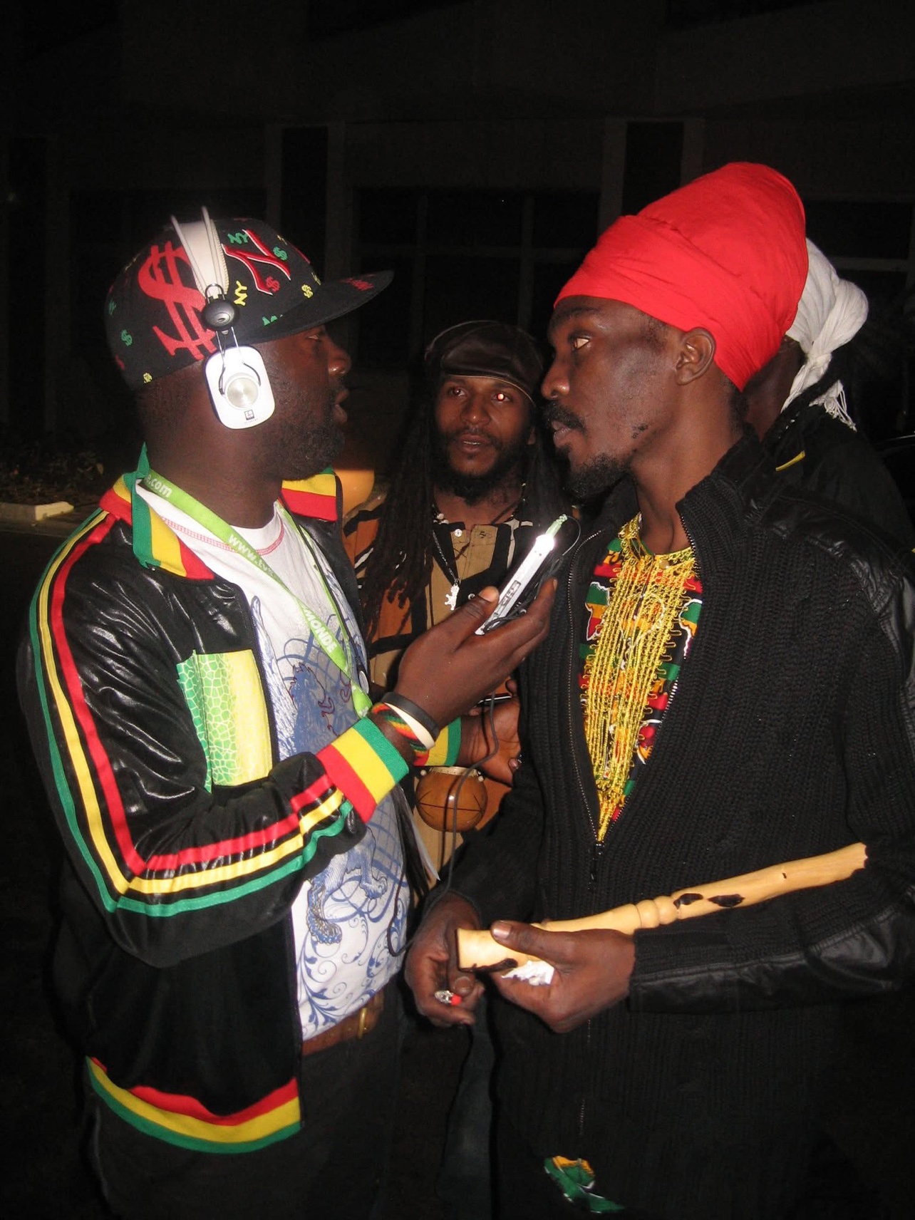 Face à face : Moïse tend son enregistreur et recueille la parole des artistes sur le vif — FESMAN III, Dakar, décembre 2010. © Festival TV / Moïse 1er
