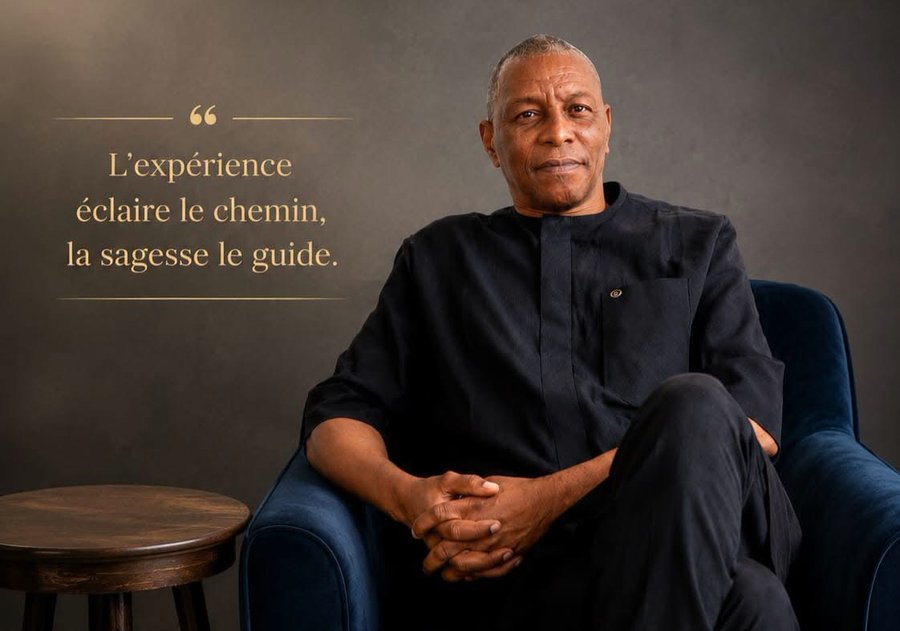 Portrait de Mory Touré assis, avec sa citation : « L'expérience éclaire le chemin, la sagesse le guide. »