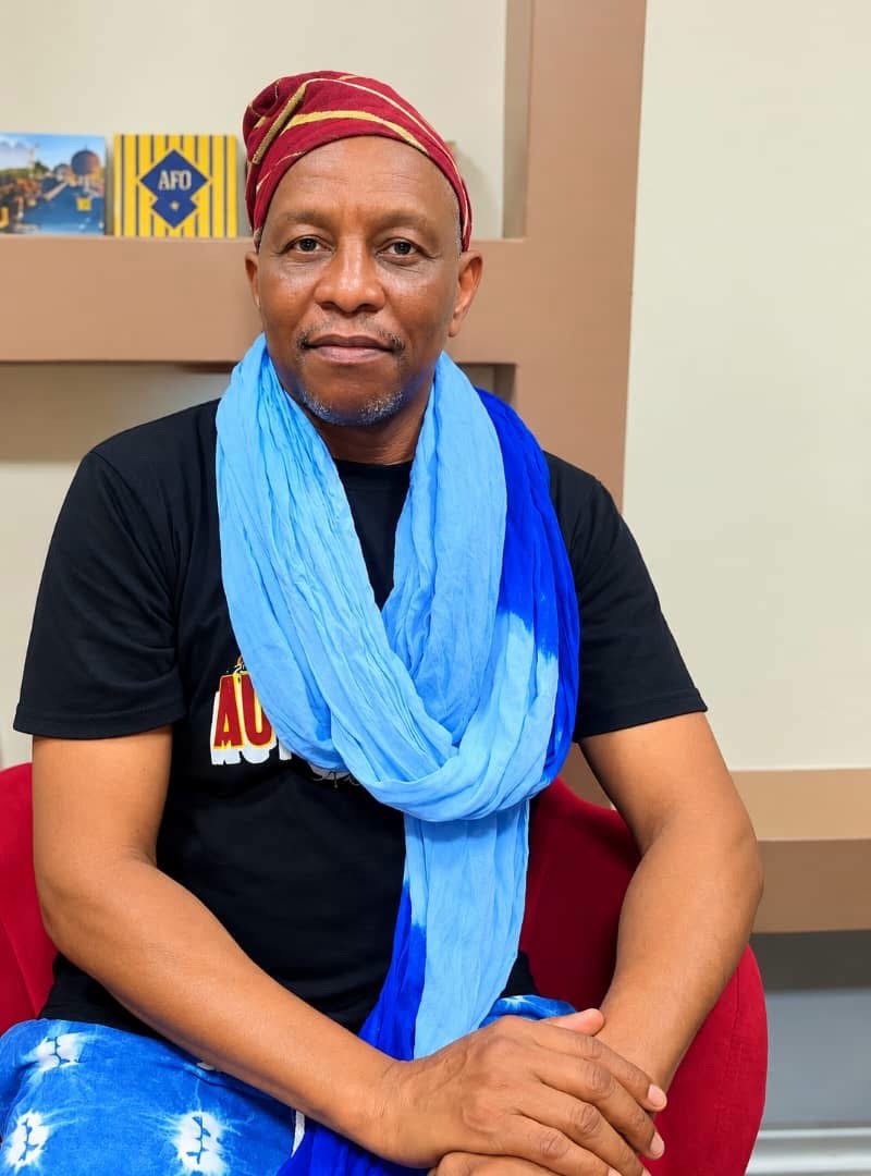 Portrait de Mory Touré portant une écharpe bleue