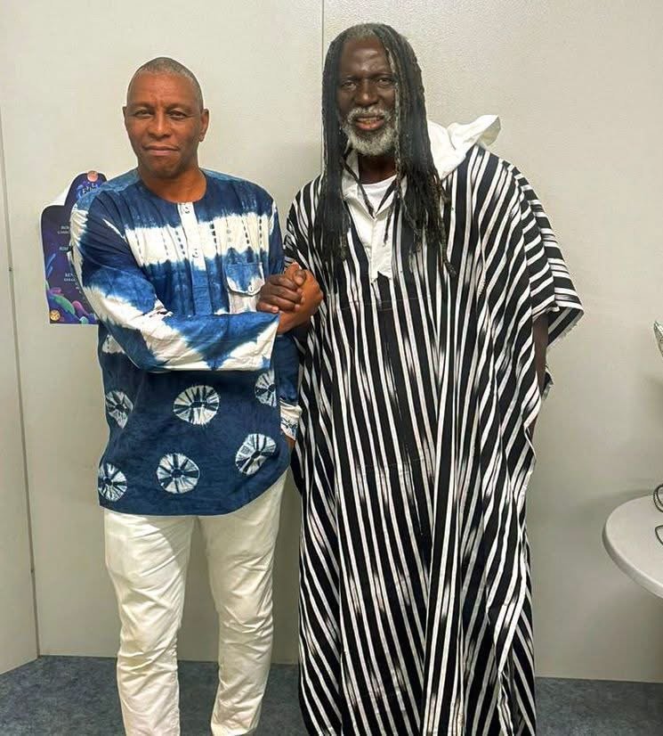 Mory Touré aux côtés de Tiken Jah Fakoly, poignée de main complice