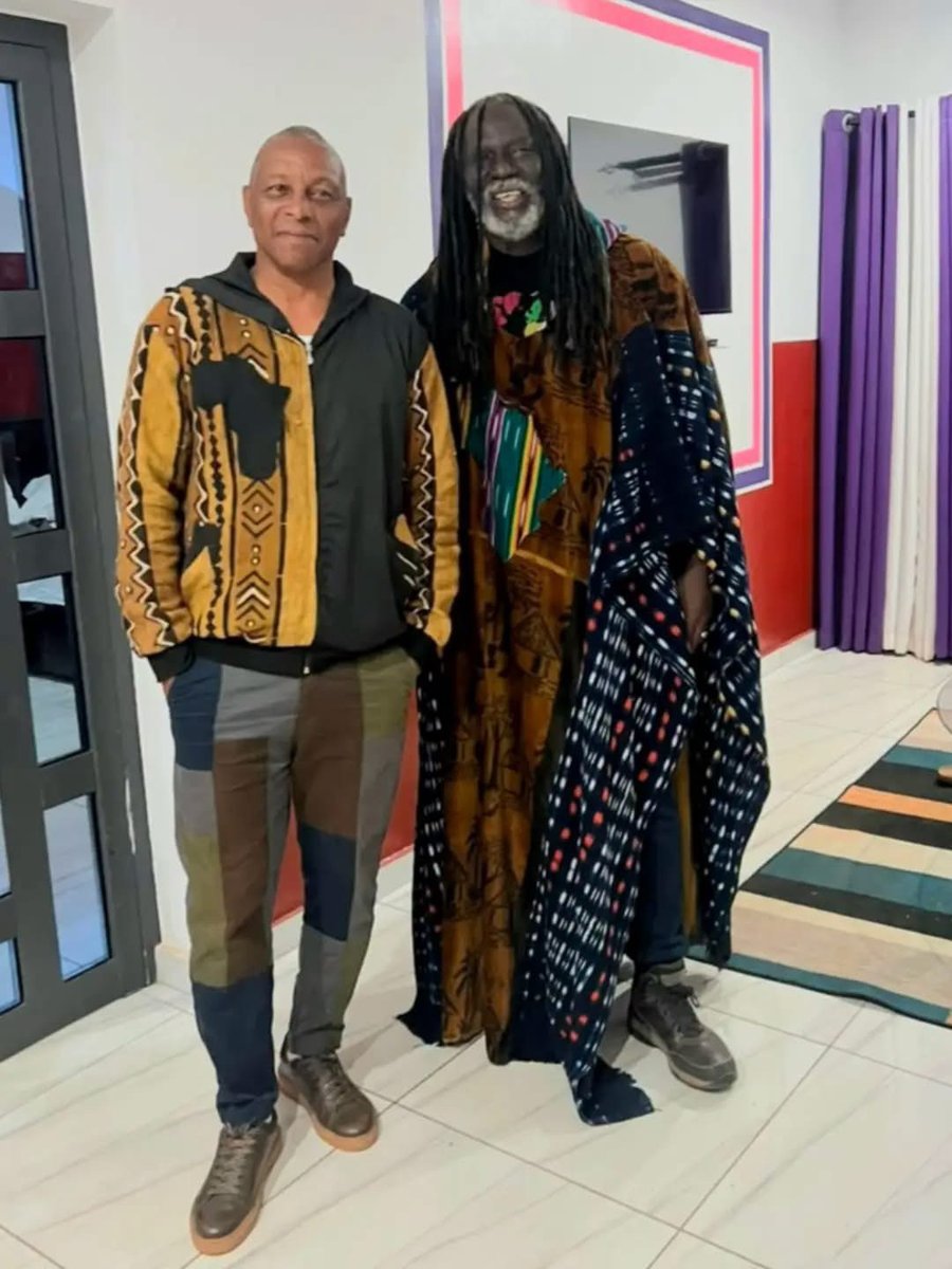 Mory Touré en veste bogolan aux côtés de Tiken Jah Fakoly en grand boubou