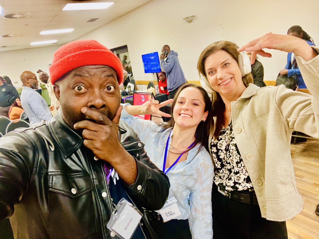 Trois festivaliers souriants prennent un selfie pendant un événement festif