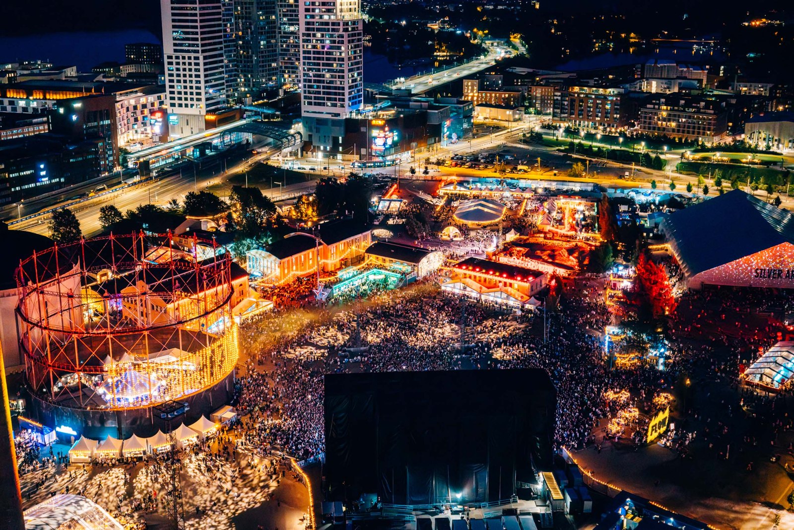 À Helsinki, le Flow Festival illumine Suvilahti
