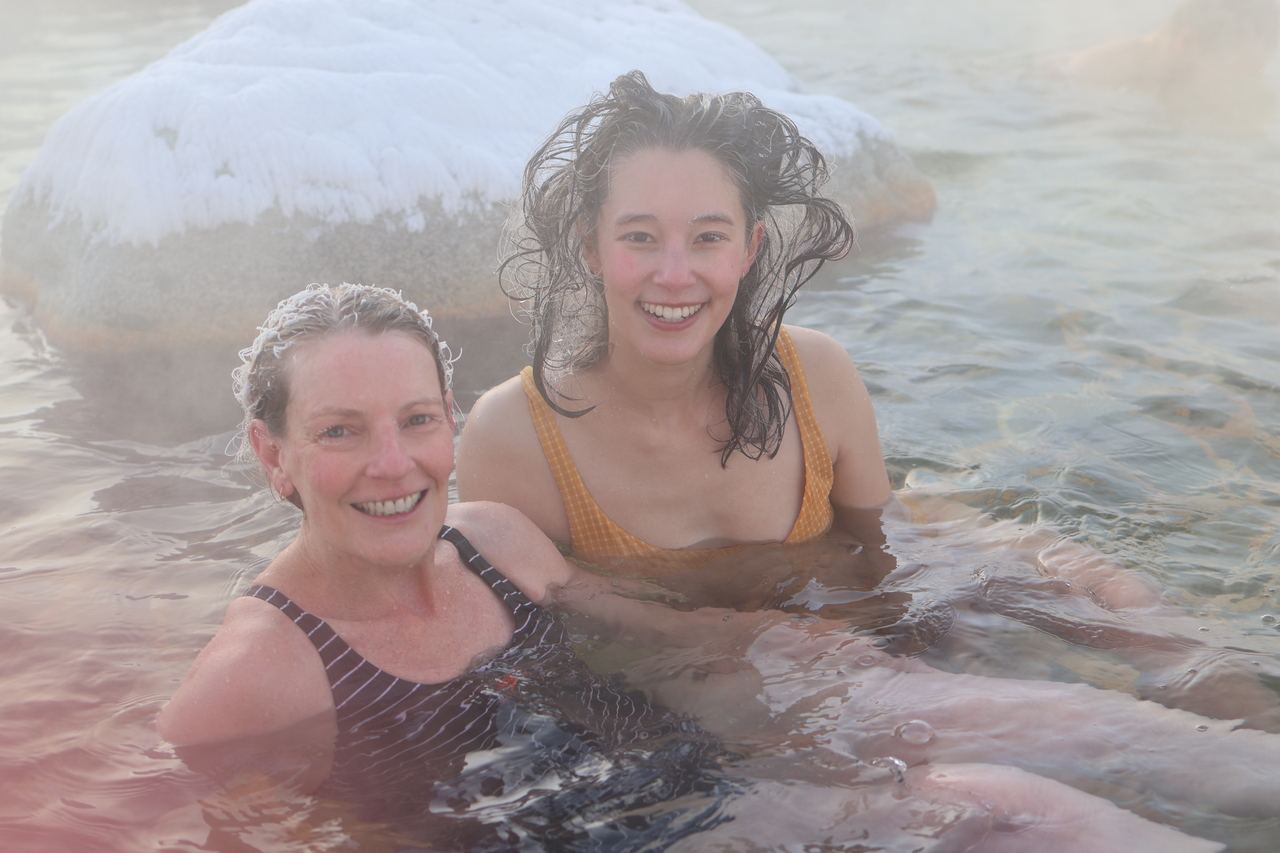 Two participants in a pool smoking hot springs Eclipse, the hair in the course of freezing