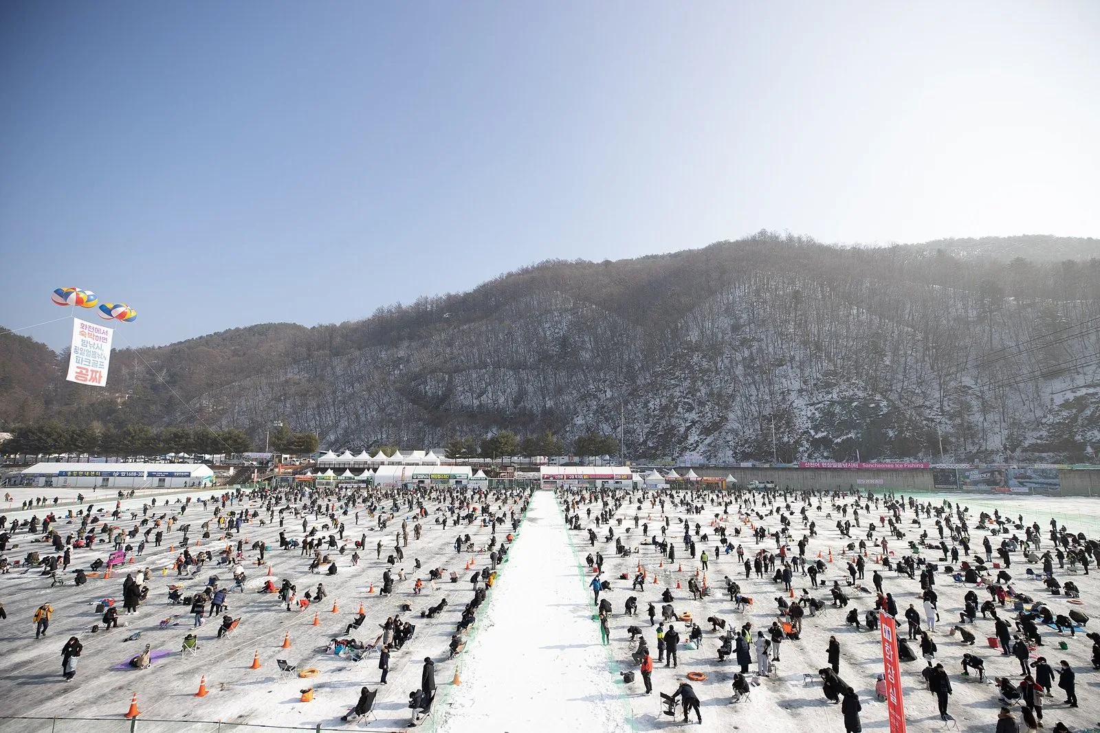 23 000 HABITANTS, UN MILLION DE PÊCHEURS SUR GLACE : LE MIRACLE D'HWACHEON !