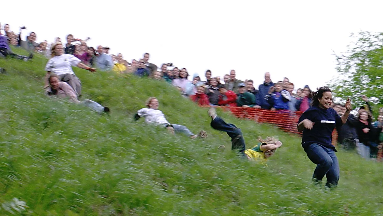 Cooper's Hill Cheese-Rolling — la course derrière un fromage — affiche / photo officielle