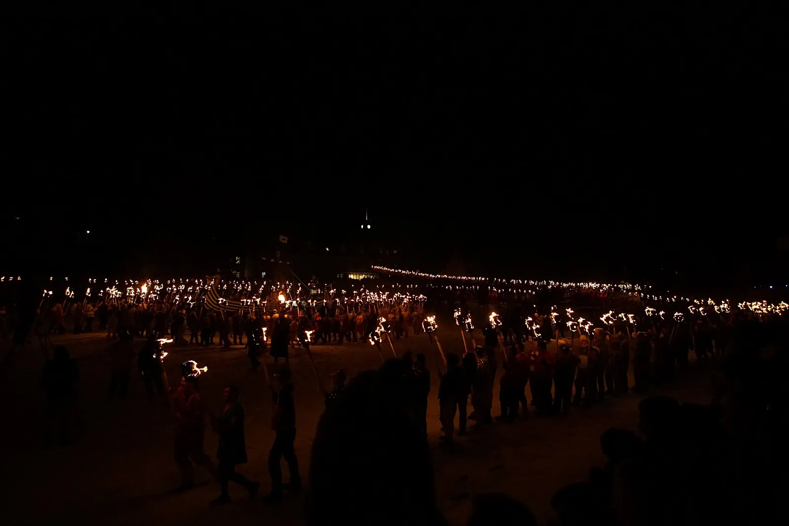 Photo officielle — Up Helly Aa à Lerwick, îles Shetland — la fête du feu viking