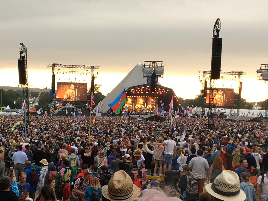 Alex sur scène à Glastonbury