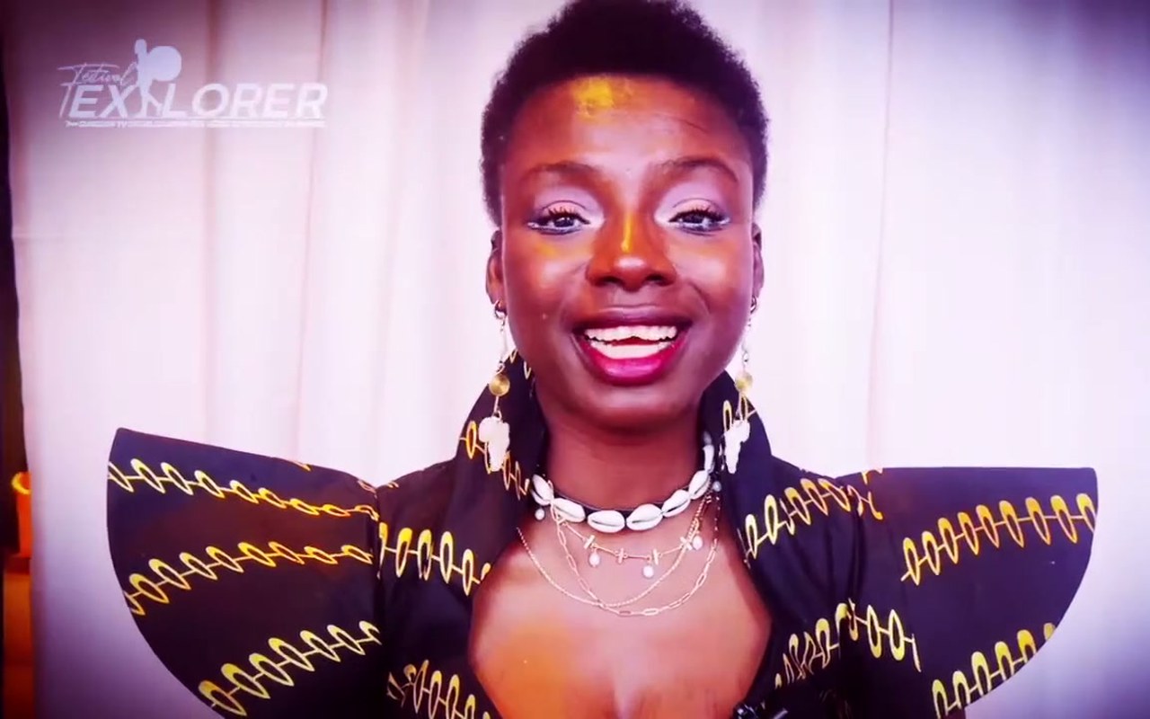 Kandy Guira souriante devant la caméra de Festival TV, aux Nuits d'Afrique (Montréal)