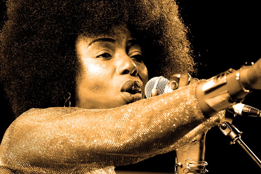 Kandy Guira in concert, official press photo