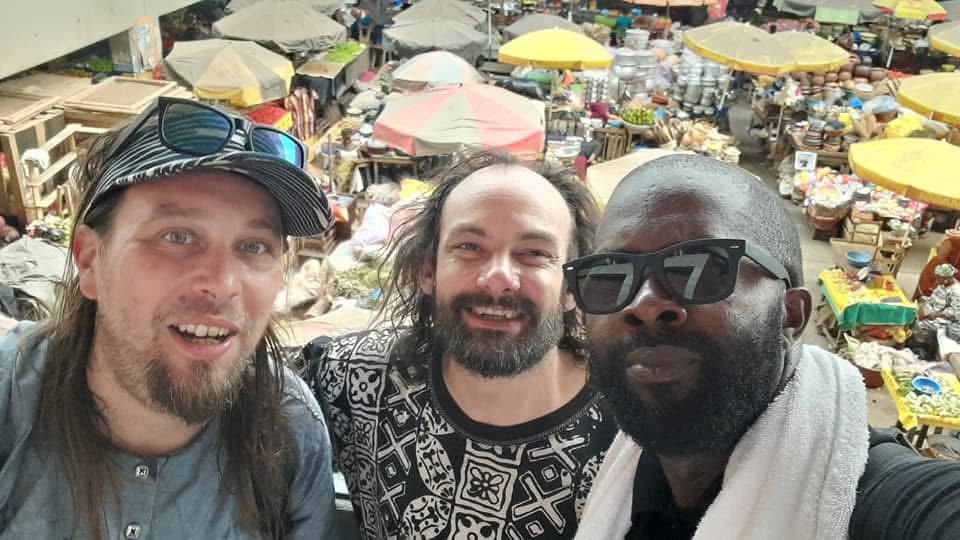 Au marché, à Abidjan, pendant un festival
