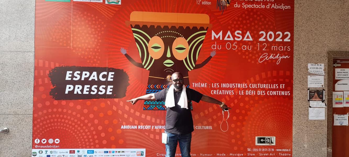 Devant l'Espace presse du MASA 2022, à Abidjan