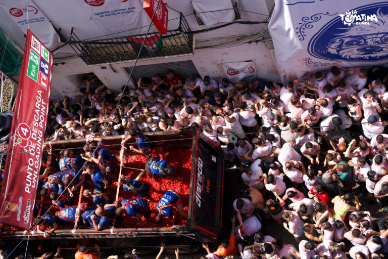 Unloading tomatoes from the truck, in the heart of Buñol