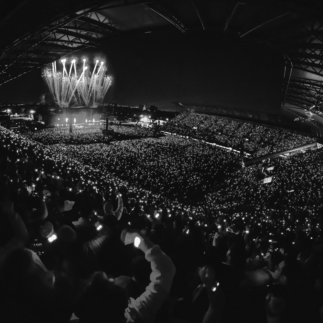 Une foule immense dans un stade, feux d'artifice — un concert Live Nation