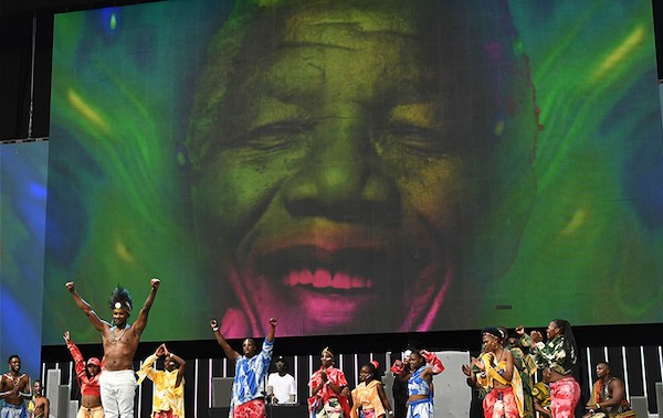 Des artistes sur scène, devant un immense écran — photo officielle Live Nation