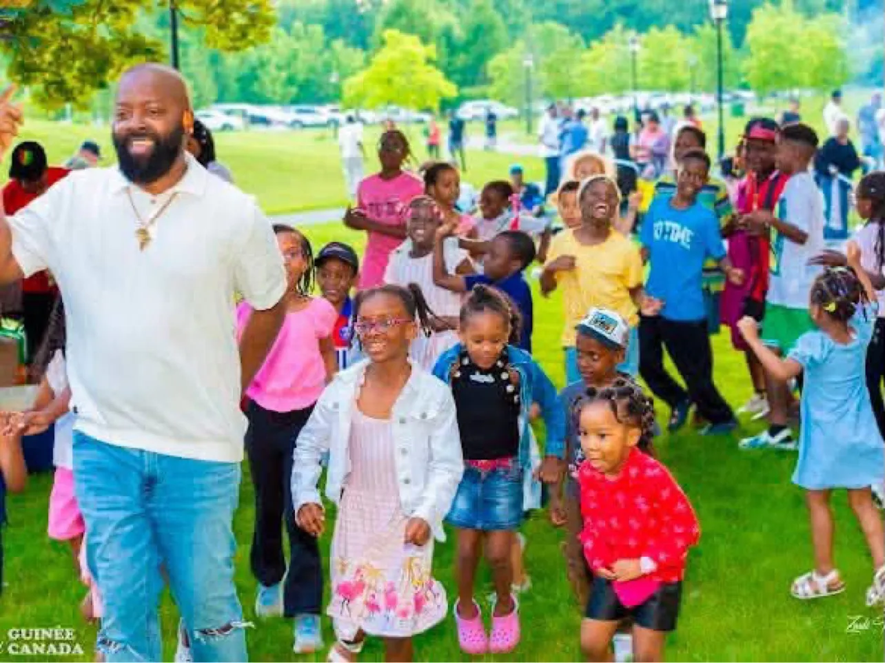 Moïse 1er dansant avec des enfants, lors d'un événement Guinée Canada