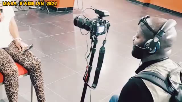 Moïse 1er caméra à la main, au MASA 2022 à Abidjan