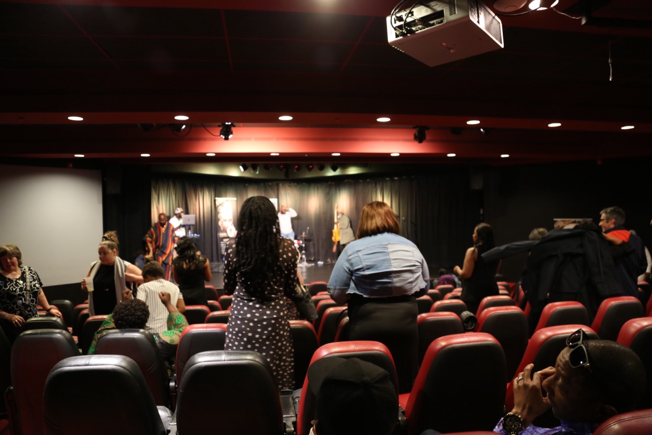 The scene with singer and bassist, the audience in the foreground