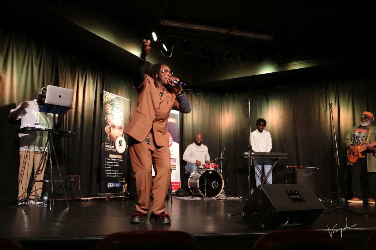 The singer, arm up, and the entire band on stage