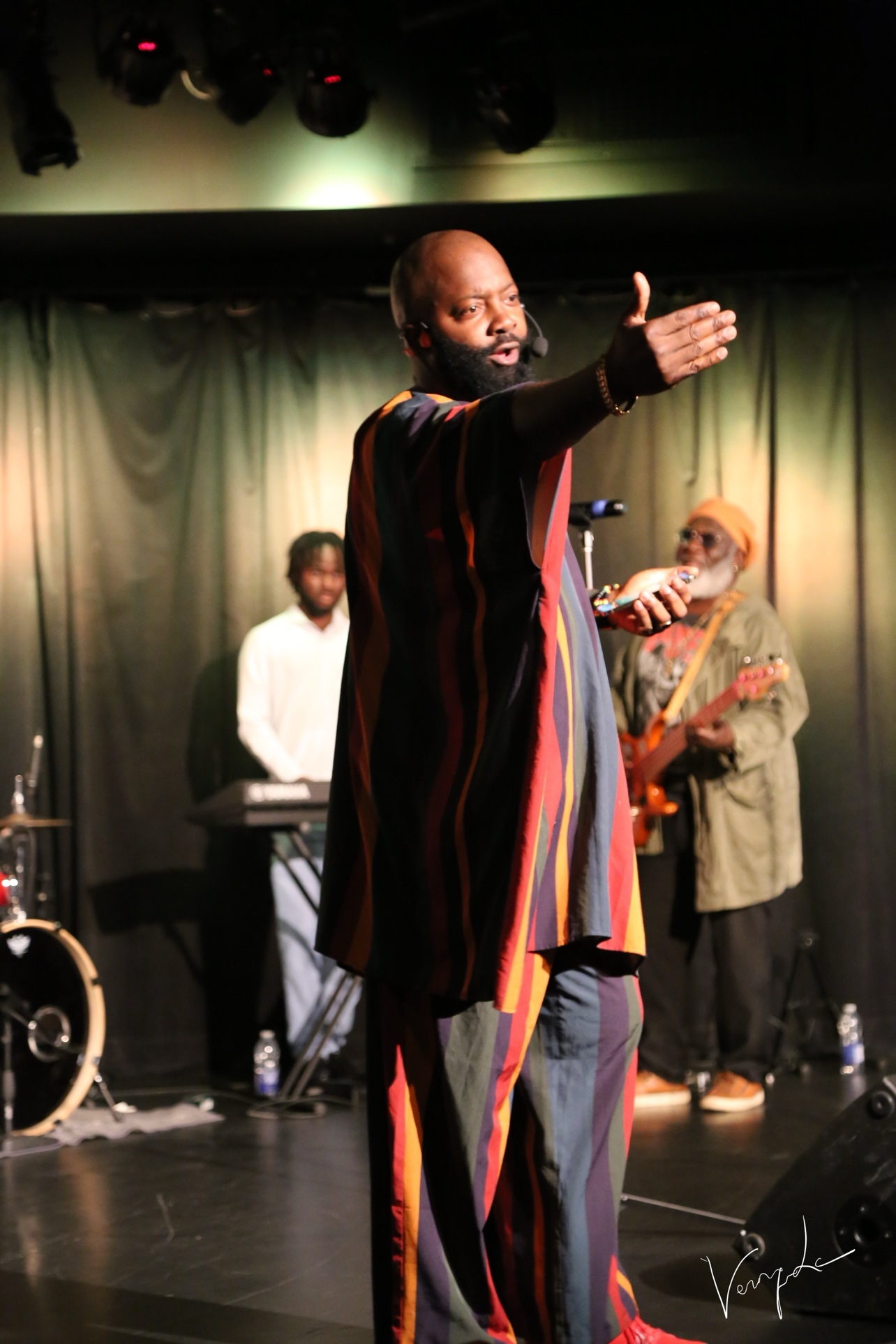 Moïse 1er on stage, arm stretched towards the audience