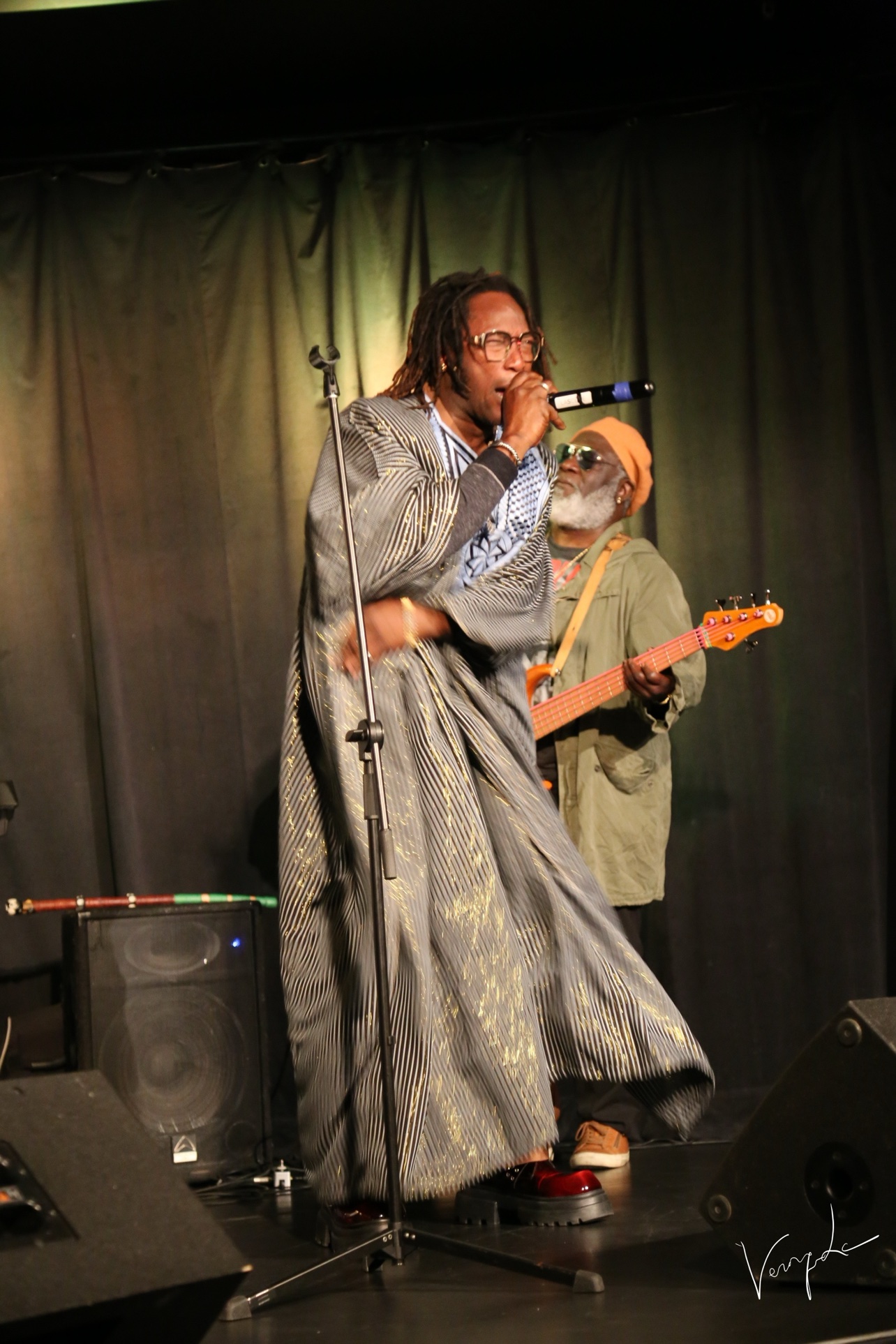 The singer in boubou, in full performance