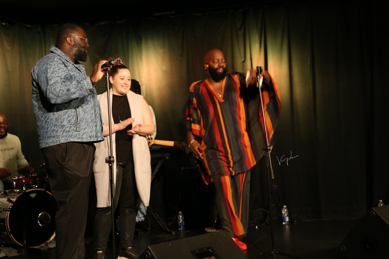 Moïse 1er surrounded by guests on the microphone