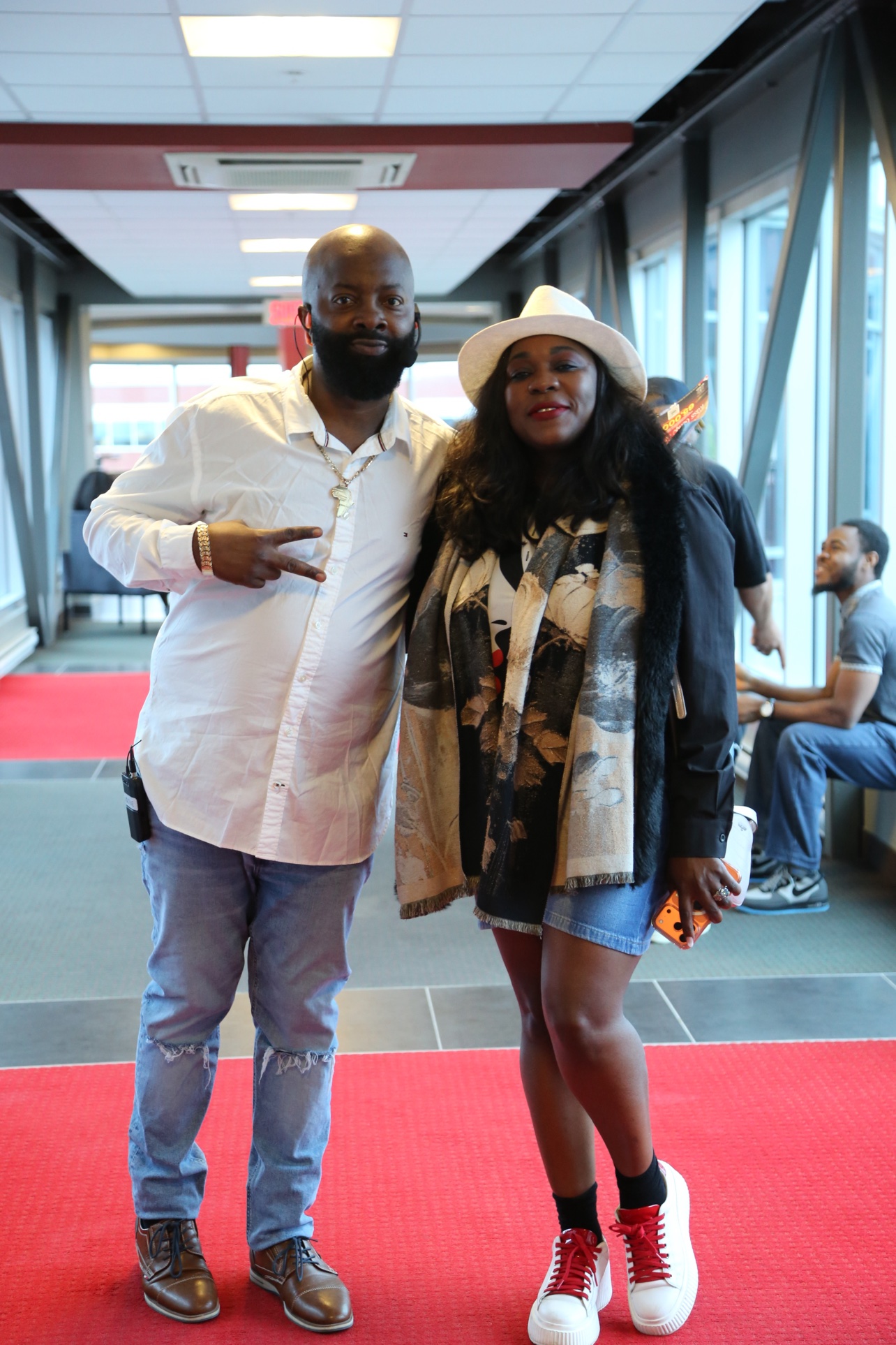 Moïse 1er in the hall hall, with a guest