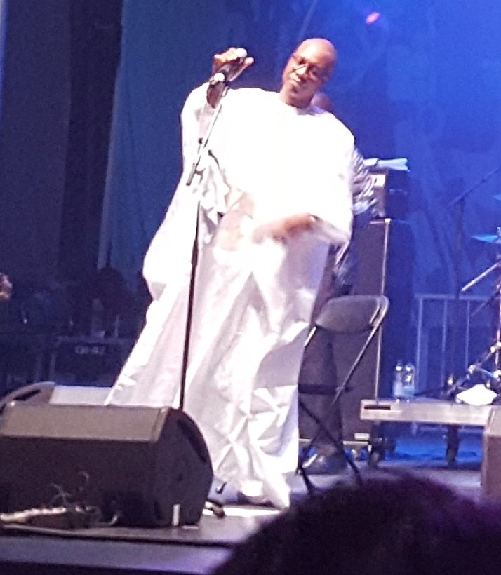 Sékouba Bambino en concert, micro en main