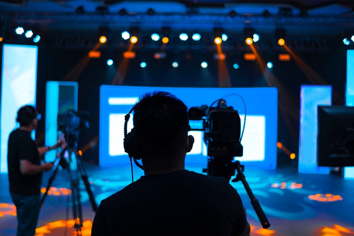 Un caméraman professionnel filme une scène de concert avec sa caméra cinéma