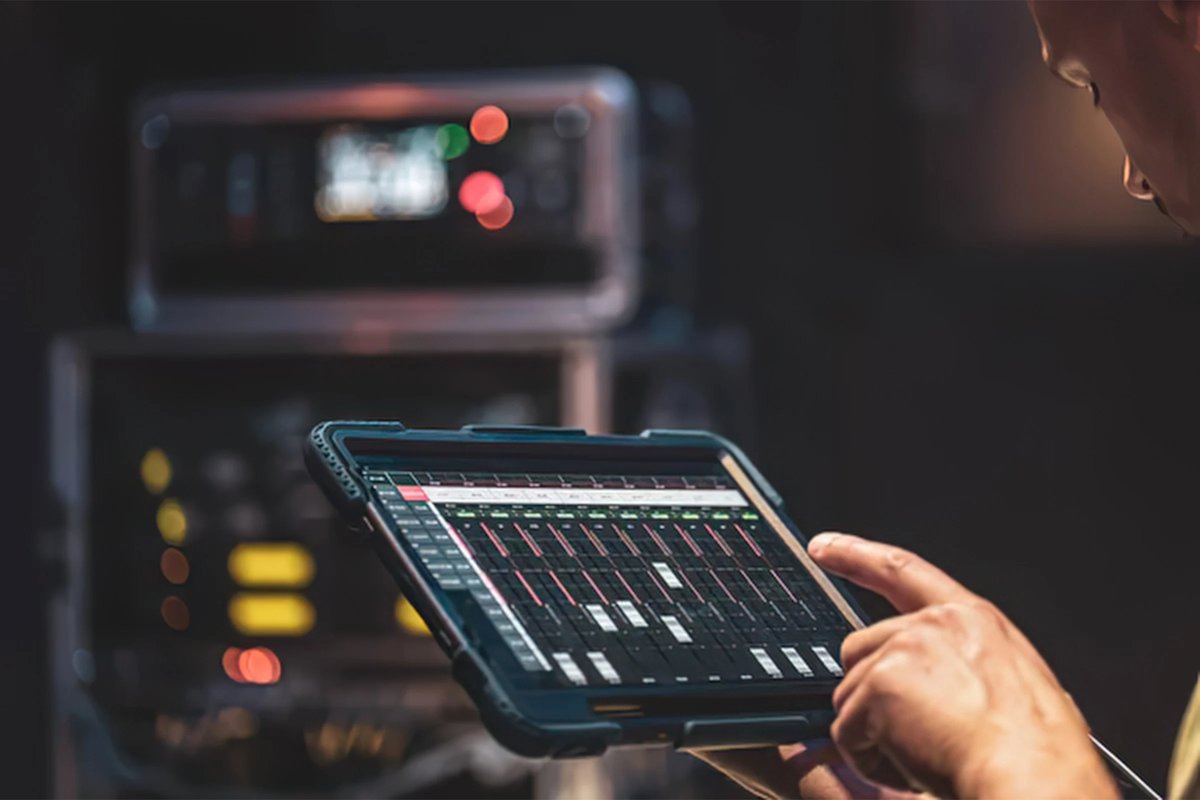 Une console de mixage numérique en studio d'enregistrement