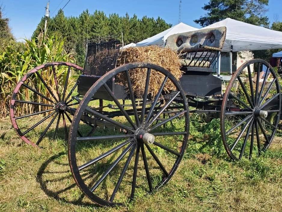 La charrette à foin, près des tentes du festival — 4e édition (2024)