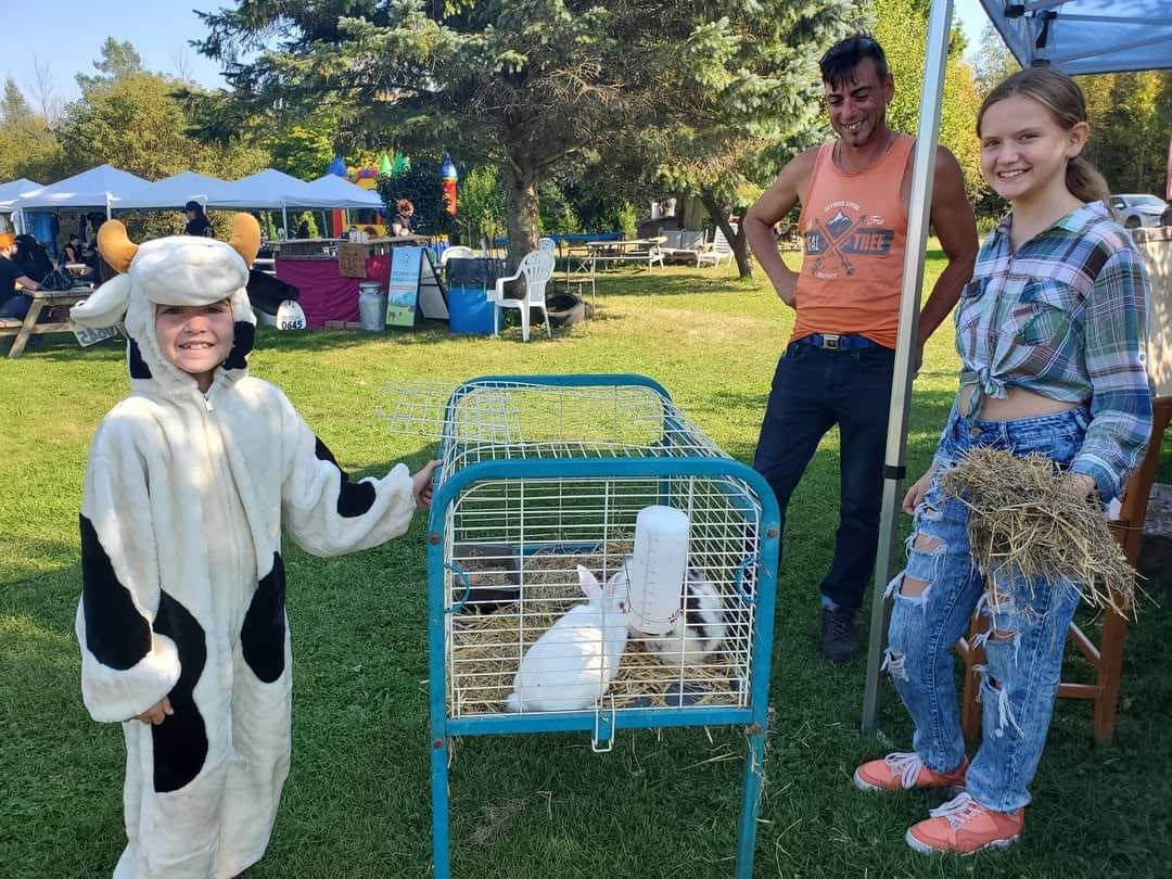 Un petit festivalier déguisé en vache et le lapin de la ferme — 4e édition (2024)