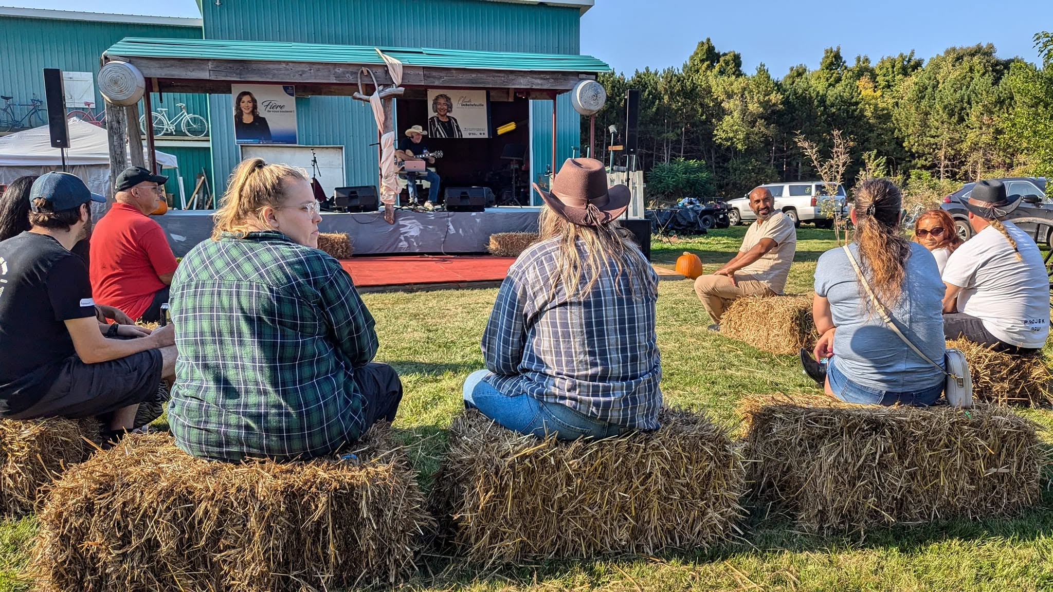 Un musicien sur la scène, le public sur les bottes de foin — 4e édition (2024)