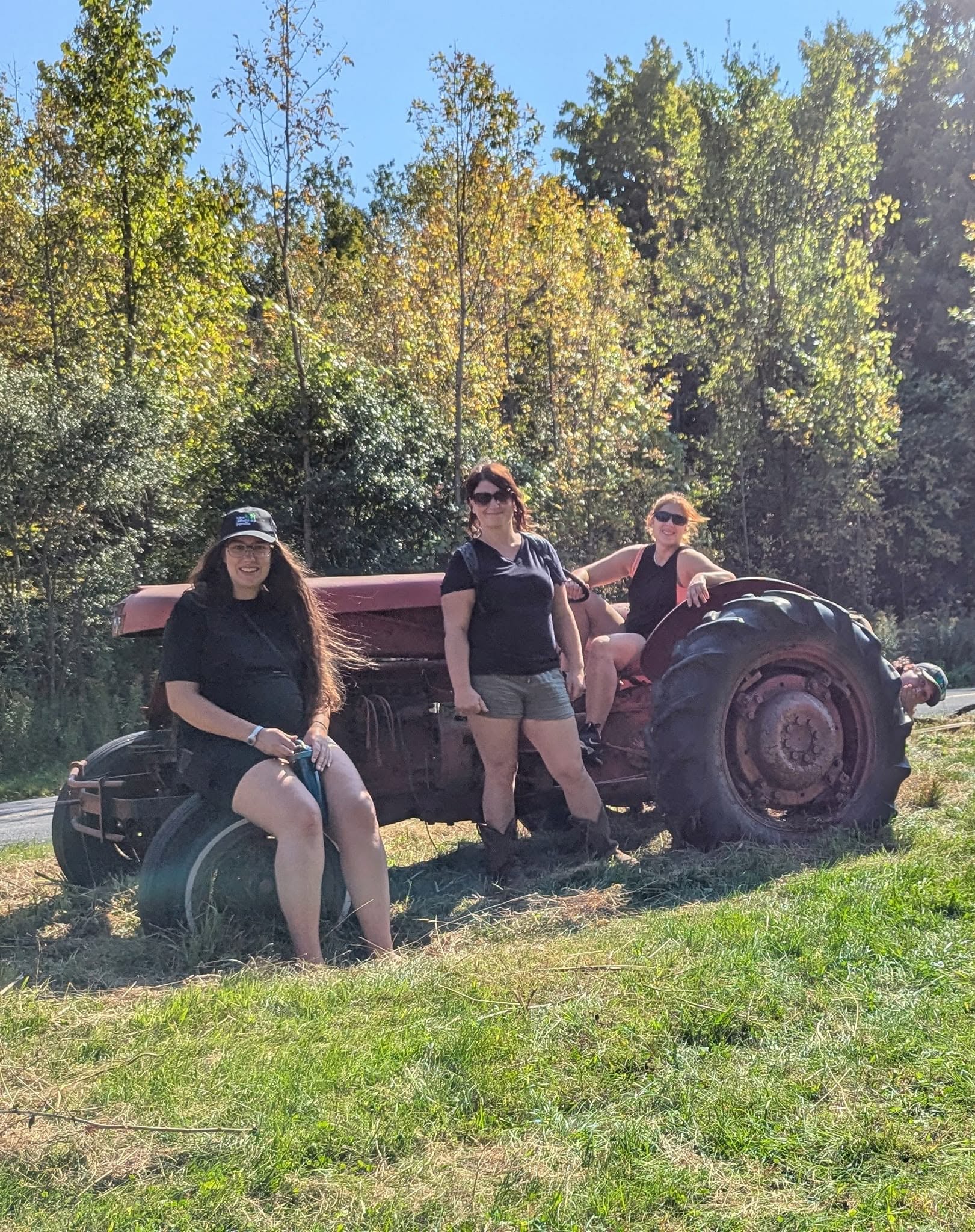 Pause photo sur le vieux tracteur de la ferme — 4e édition (2024)