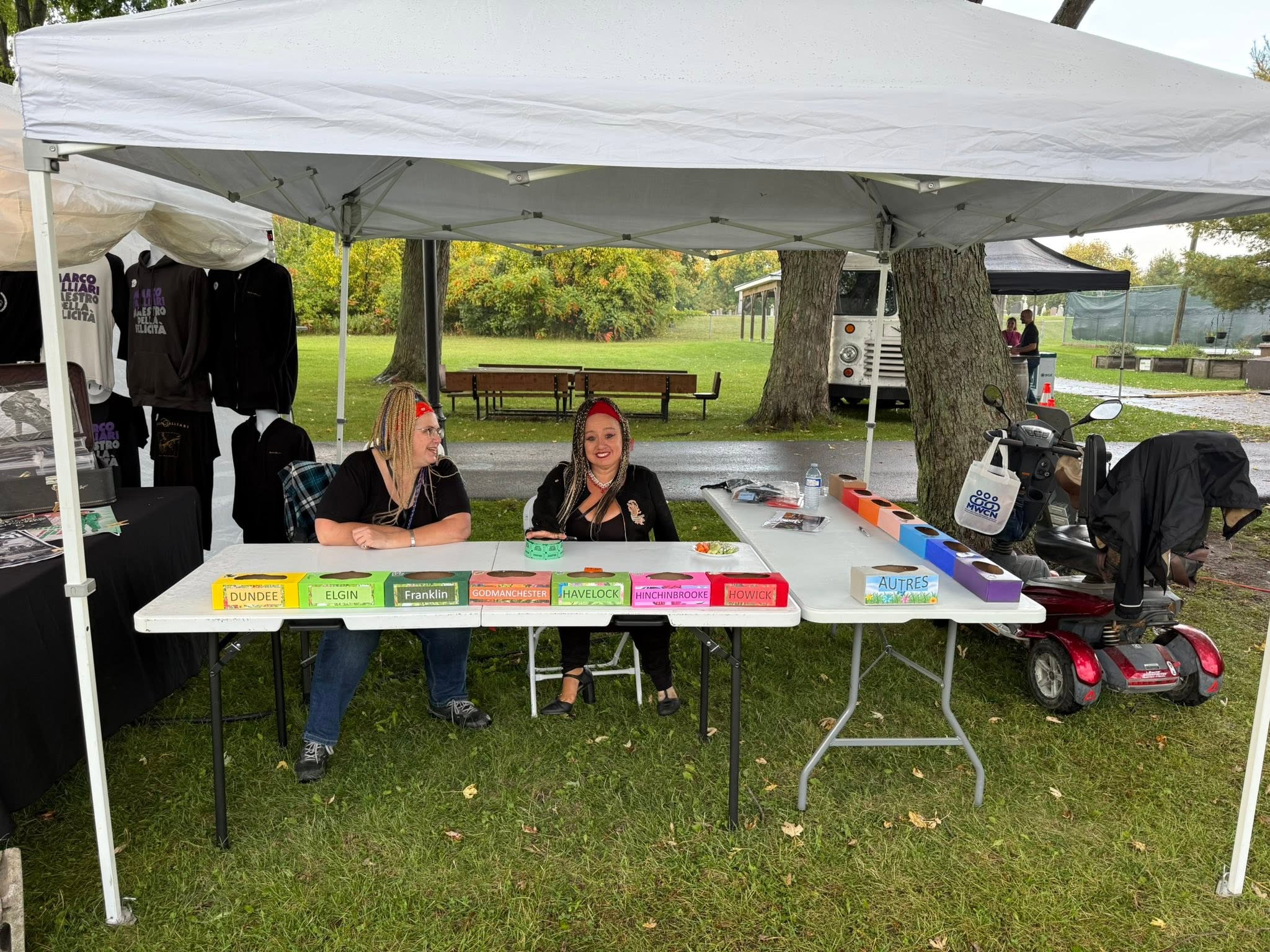 Un stand du marché sous la tente blanche — 5e édition (2025)