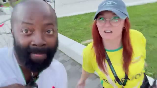 Moïse 1er en selfie avec une festivalière en plein air