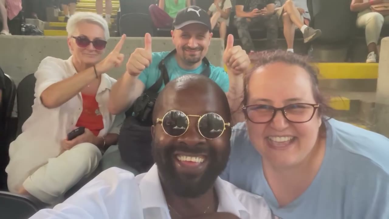 Moïse 1er en selfie de groupe avec des festivaliers dans les gradins d'un stade